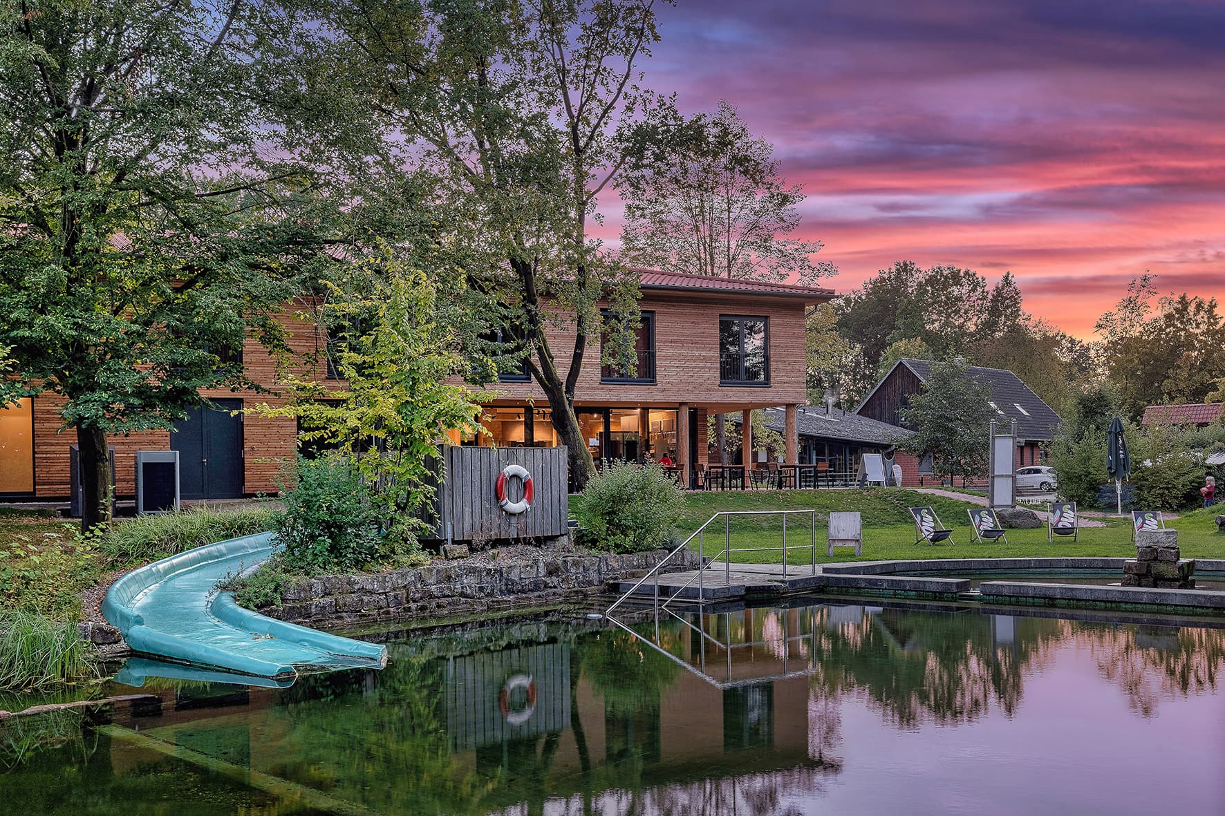 Unser Hotel 11 Eulen auf dem Uhlenköper-Camp bei Sonnenuntergang.